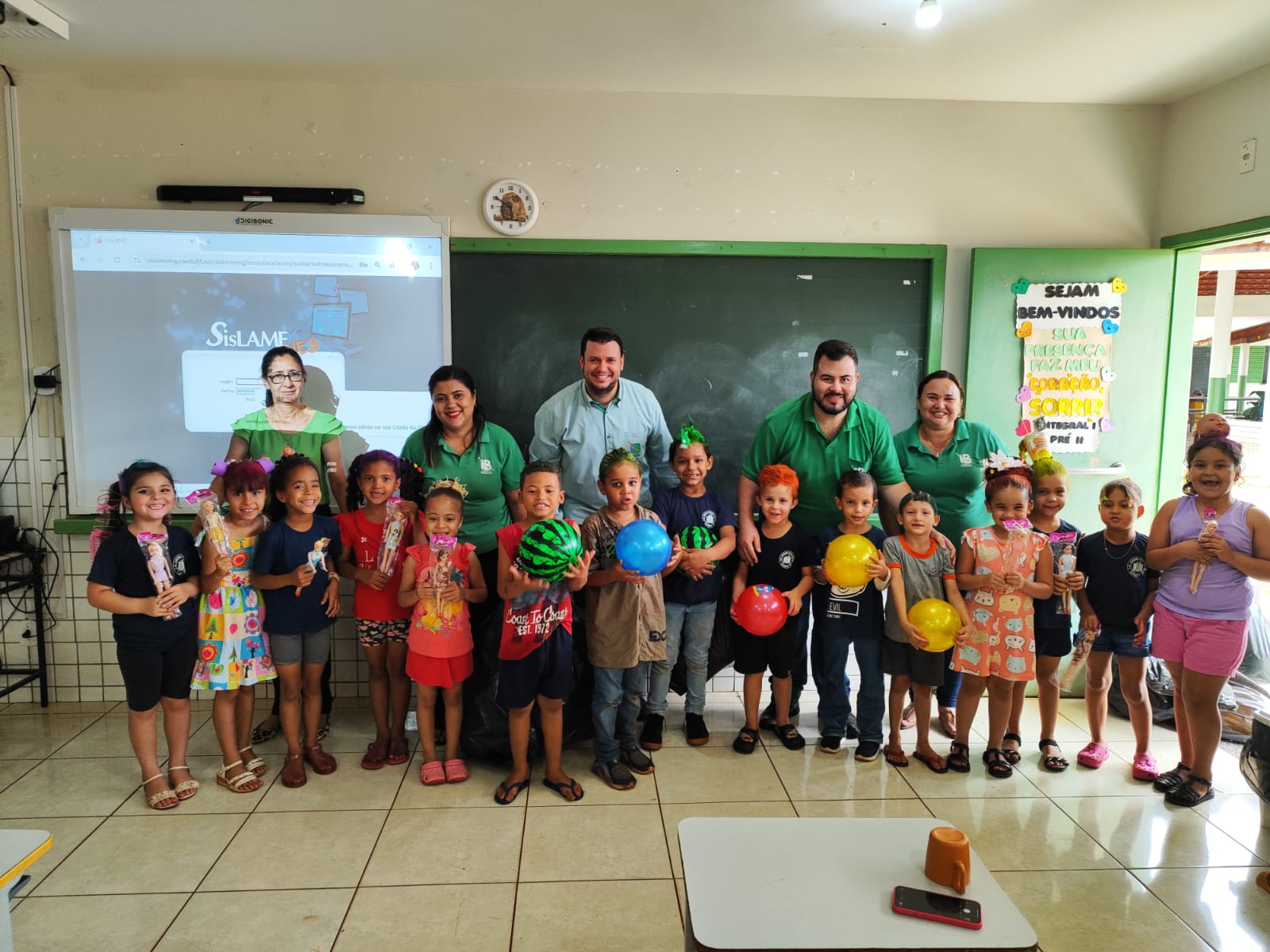 Ação Solidária  Entrega de presentes para ás crianças da Escola M. J. Silva Chaves 